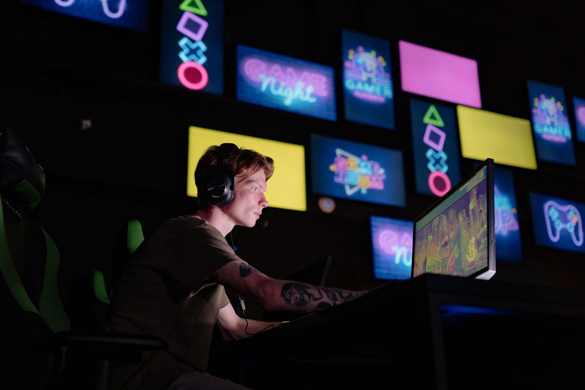 เมาส์เล่นเกม: ไขความจริง เมาส์ไร้สาย vs มีสาย อะไรสำคัญกว่า Latency?